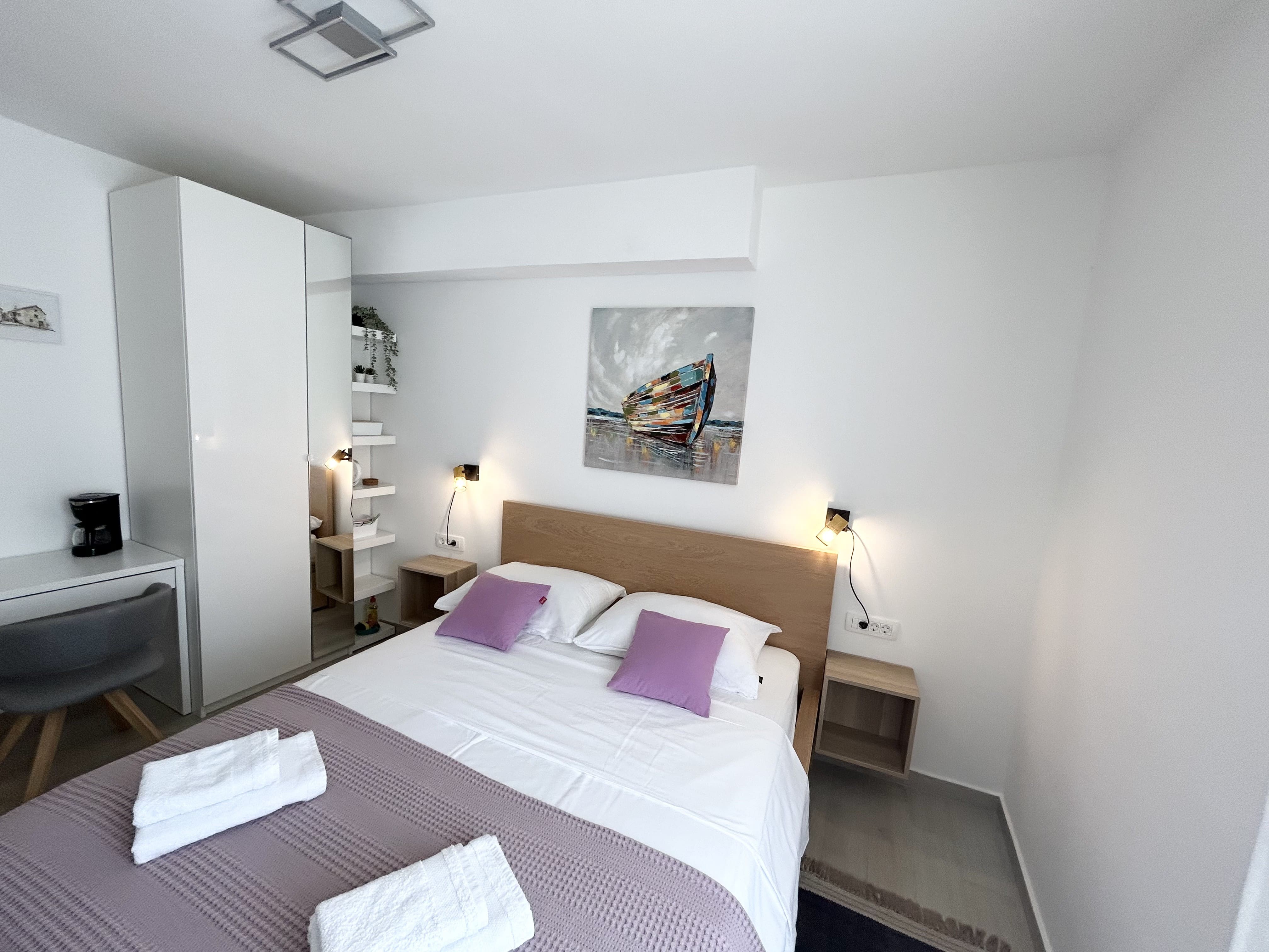 Deluxe Double Room thumbnail 3