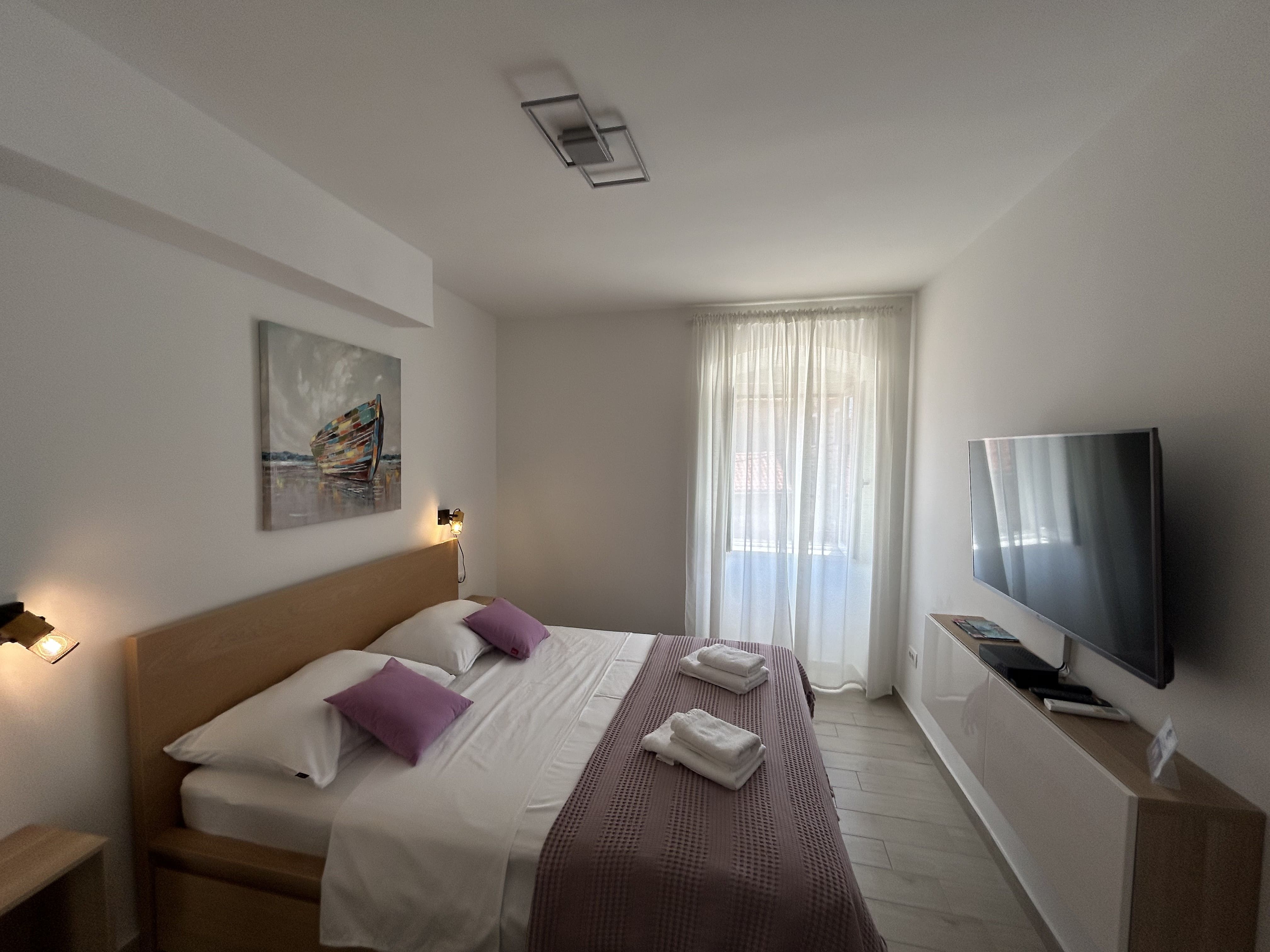 Deluxe Double Room thumbnail 4