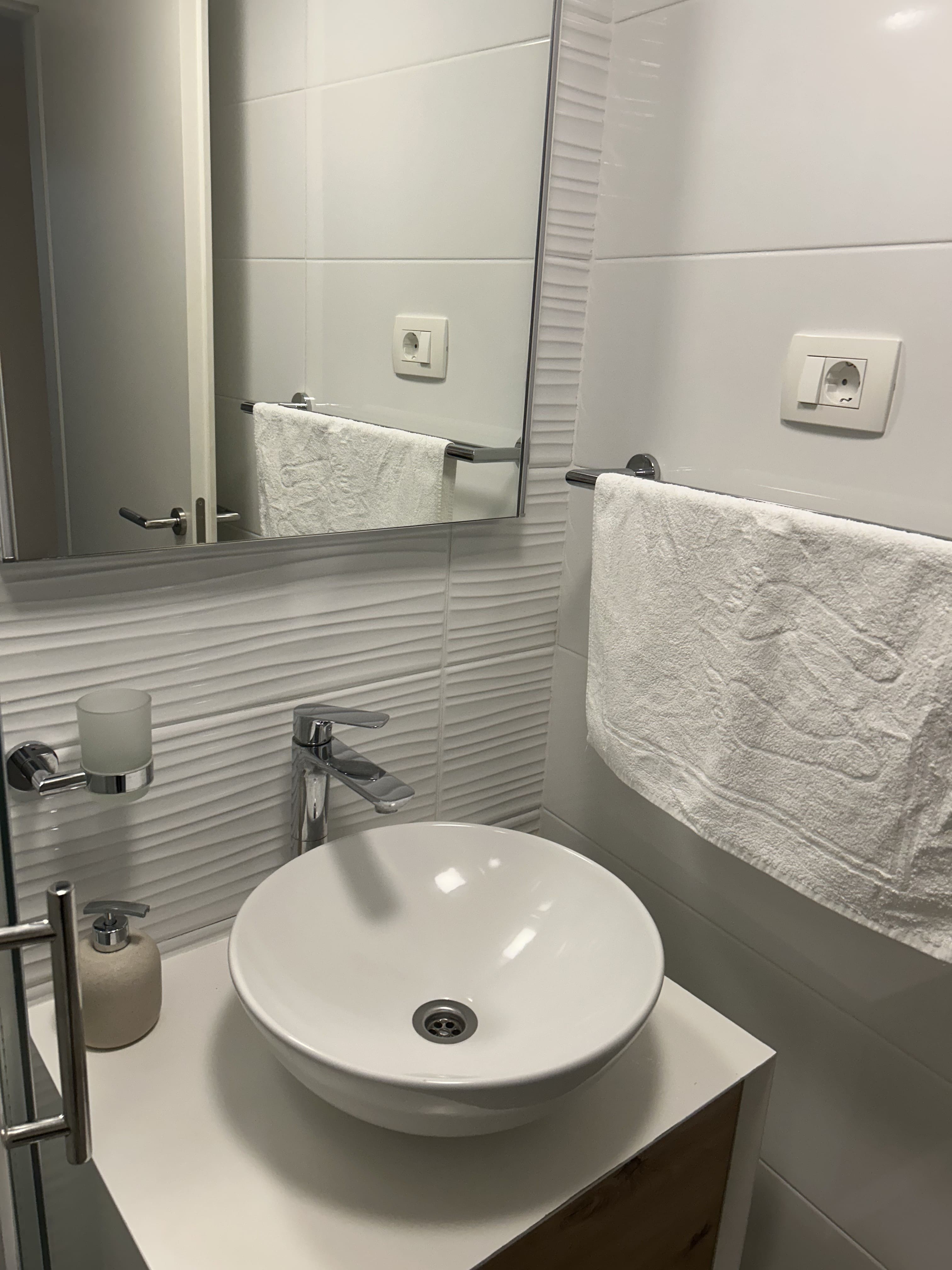 Deluxe Double Room thumbnail 6