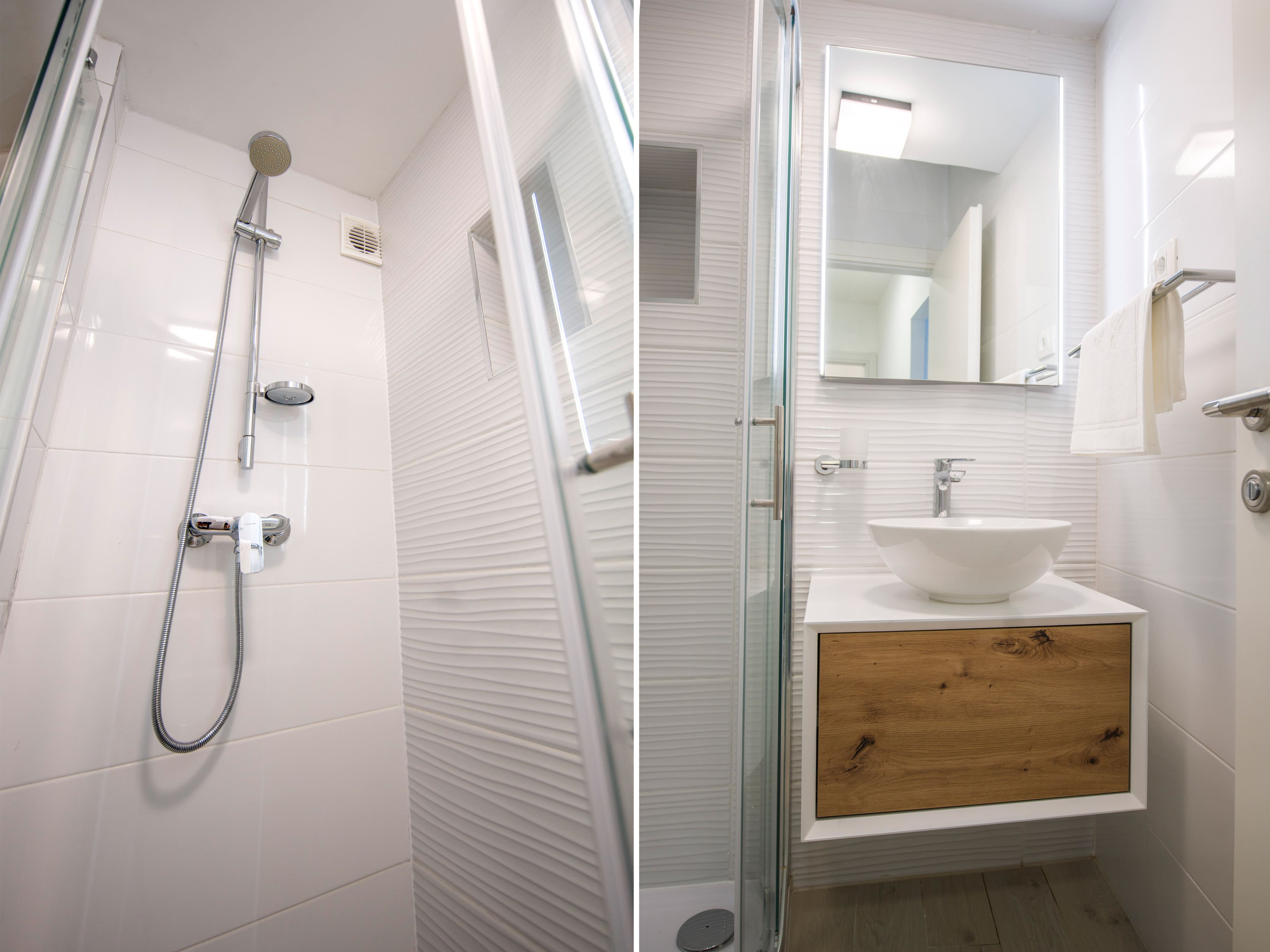 Deluxe Double Room thumbnail 7